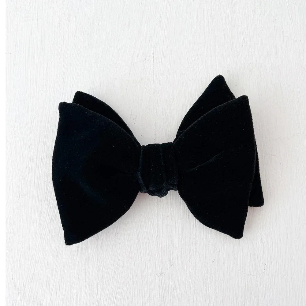 Vintage 1960s Bow Tie Black‎ Velvet Clip On Formal Accessory